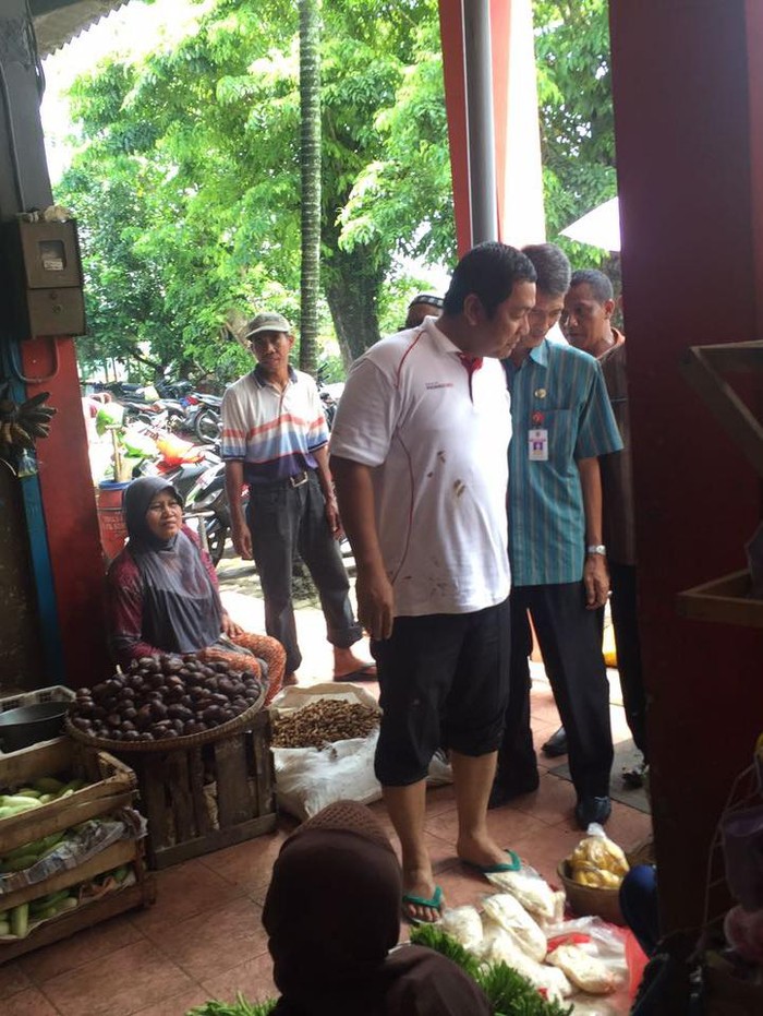 Bersendal Jepit, Ini Gaya Wali Kota Semarang Cek Harga Cabai di Pasar