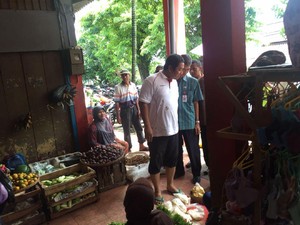 Bersendal Jepit, Ini Gaya Wali Kota Semarang Cek Harga Cabai di Pasar