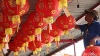 Petugas memasang lampion di Vihara Dharma Sakti.