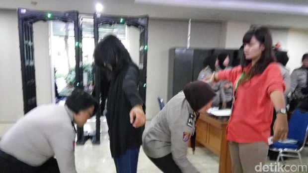 Pengunjung mulai berdatangan dan masuk ke dalam ruang sidang.