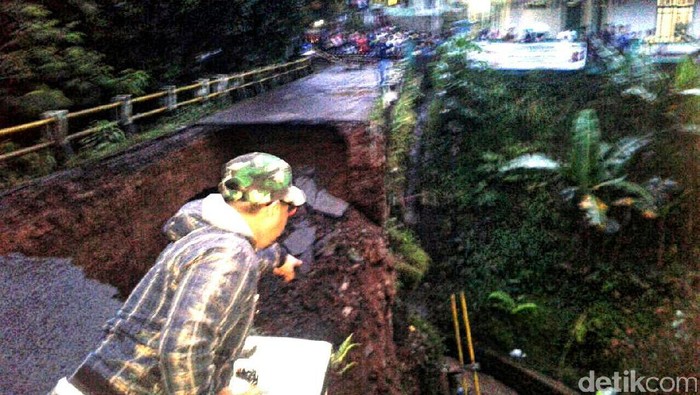 Hujan Deras Sebabkan Satu Jembatan di Sukabumi Ambles