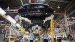 Melihat Produksi Mercy E-Class Buatan Indonesia