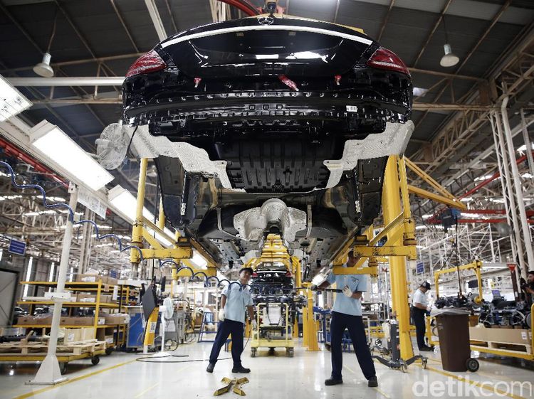 Melihat Produksi Mercy E-Class Buatan Indonesia