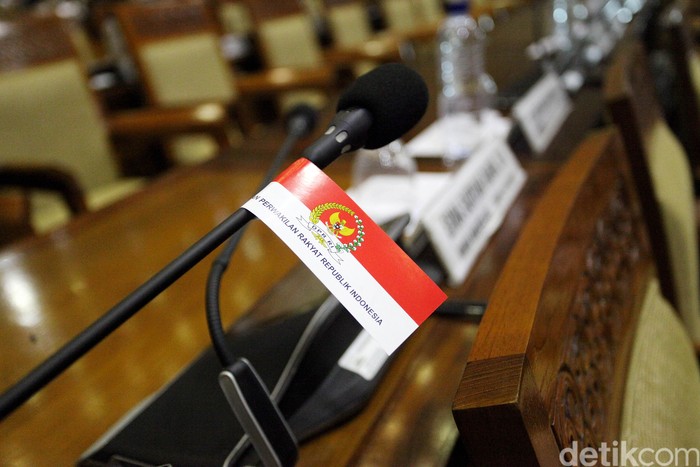 DPR hari ini, menggelar rapat paripurna untuk membahas revisi UU MD3. Fraksi-fraksi akan menyampaikan pandangan soal revisi UU MD3 menjadi usul inisiatif DPR.