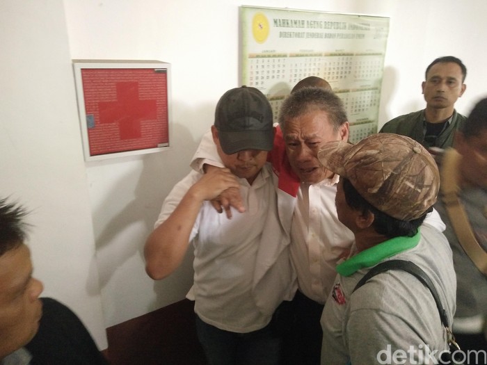 Begini Suasana Aksi Deddy Sugarda Lempar Sepatu ke Jaksa