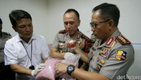 Dengan didampingi Kapolda Metro Jaya Irjen M Iriawan, Kapolri Jenderal Tito Karnavian mengecek barang bukti narkoba.