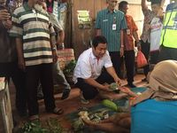 Bersendal Jepit, Ini Gaya Wali Kota Semarang Cek Harga Cabai di Pasar