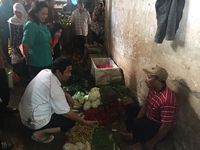 Bersendal Jepit, Ini Gaya Wali Kota Semarang Cek Harga Cabai di Pasar