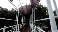 Meski kondisi JPO sangat memprihatinkan, namun hingga kini belum adanya perbaikan oleh petugas.