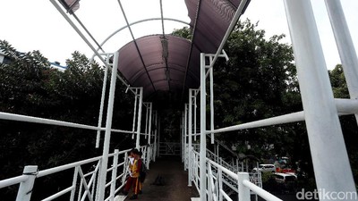 JPO di Jalan KS Tubun Tidak Terawat
