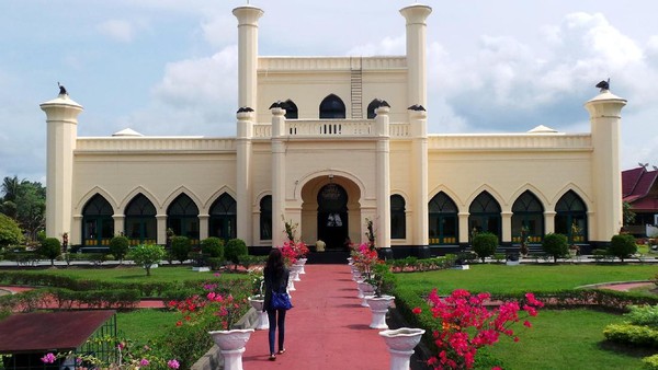 Objek wisata di Riau juga tak kalah menarik untuk dikunjungi lho. Salah satunya adalah Istana Siak Sri Indrapura. Wahyu Setyo Widodo/Dok. Detikcom. Objek wisata di Riau juga tak kalah menarik untuk dikunjungi lho. Salah satunya adalah Istana Siak Sri Indrapura. Wahyu Setyo Widodo/Dok. Detikcom.