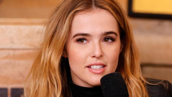 Tatapan Zoey Deutch Bikin Luluh