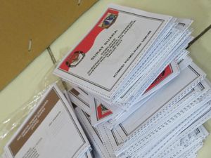 KPU Jakarta Barat Sortir Jutaan Kertas Suara