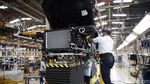 Melihat Produksi Mercy E-Class Buatan Indonesia