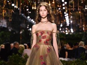Dior Fashion Show Tampilkan Gaun-gaun Mewah di Hutan Belantara