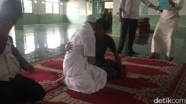 Nurul Fahmi dan Ustaz Arifin Ilham di masjid Mapolres Jaksel