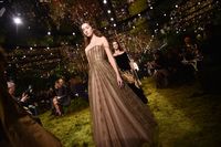 Dior Fashion Show Tampilkan Gaun-gaun Mewah di 'Hutan Belantara'