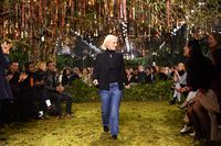 Dior Fashion Show Tampilkan Gaun-gaun Mewah di 'Hutan Belantara'