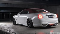 Tampilan mewah Rolls-Royce modifikasi ini makin keren dengan bodi kit baru dan pelek lima palang.