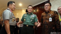 Kapolri Jenderal Tito Karnavian bersama Panglima TNI Jenderal Gatot Nurmantyo saat berbincang dengan Menteri Dalam Negeri Tjahjo Kumolo.