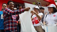 Kegiatan kerja bakti tersebut dilakukan untuk menciptakan lingkungan yang bersih dan sehat untuk warga Jakarta. (dok. Timses Ahok-Djarot)