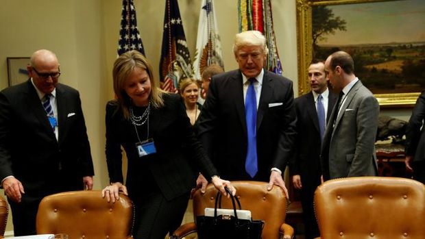 Donald Trump mempersilakan CEO GM Mary Bara untuk duduk di kursi