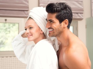Saling Cukur Rambut Area Intim Pasangan Bisa Tambah Kualitas Bercinta?