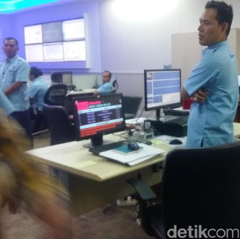 Mereka di Balik Kenyamanan Perjalanan Bus TransJ