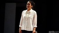 Ekspresi Marcella Zalianty saat latihan pementasan puisi teatrikal Manusia Istana. Istri Ananda Mikola itu membacakan dua judul puisi karya Radhar Panca Dahana.