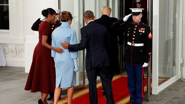 Obama dan Michelle mempersilakan Melania masuk sedangkan Trump berjalan mendahului