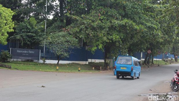 Jalan di depan pabrik Mercedes-Benz
