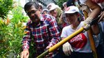 Djarot Bersih-bersih Bareng Gadis Ahok