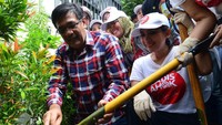Ia mengikuti kegiatan kerja bakti di kawasan Gunung Sahari, Jakarta, Rabu (25/1/2017). (dok. Timses Ahok-Djarot)