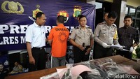 Kapolres Jakarta Selatan Kombes Iwan Kurniawan menggelar jumpa pers terkait pengungkapan kasus pembunuhan tersebut.
