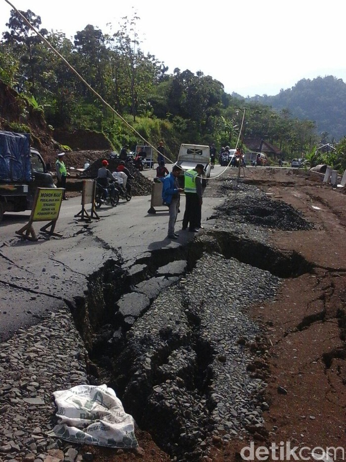 Jalan di Darmaraja Sumedang Ambles hampir 1 Meter
