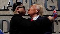 Ini penampakan kemesraan Kim Jong Un dan Donald Trump di sebuah jalan di Hongkong, China, Rabu (25/1/2017). REUTERS/Bobby Yip.