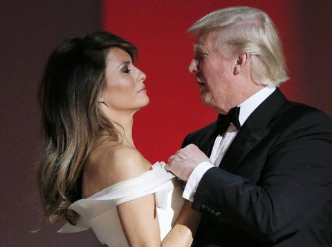 2 Kali Tolak Gandengan, Ada Apa dengan Donald Trump dan Melania?