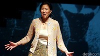 Olivia Zalianty tampak serius menjalani latihan. Dalam pertunjukan puisi teatrikal Manusia Istana ini, Olivia membacakan puisi berjudul Warisan Terakhirmu Soekarno dan Sepetak Sawah. Selain itu Marcella juga membacakan dua puisi berjudul Air Mata Umara dan Parlemen Gerutu.