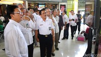 Para pembicara memaparkan ide-idenya dalam diskusi ‘Alam Lestari Tanpa Korupsi’ usai pembukaan pameran infografis dan videografis anti korupsi.