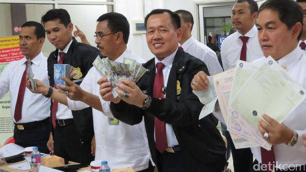  Jumpa pers penangkapan WN India yang diduga terlibat penyelundupan manusia di kantor Imigrasi Jakbar, Rabu (25/1/2017)