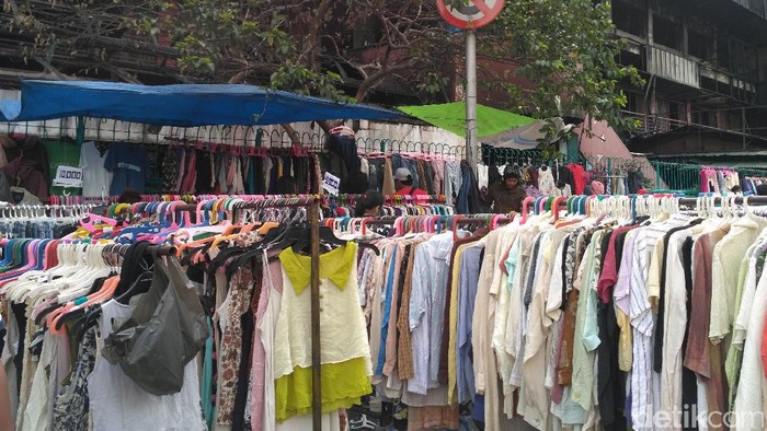  Pedagang Baju  di Trotoar Pasar Senen Belum Bisa Ditertibkan