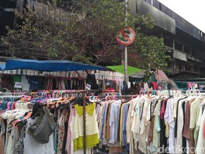 Sambung Hidup, Pedagang Korban Kebakaran Pasar Senen Banting Harga