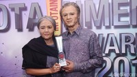 Ricky dan Herfiza saat menerima penghargaan di ajang Infotainment Awards 2017 di kawasan Daan Mogot, Jakarta Barat, Selasa (24/1/2017). Pool/Noel/detikFoto.