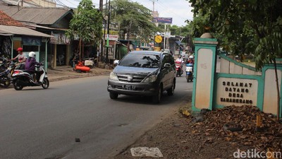 Ada Jalan Mercedes-Benz di Wanaherang, Bogor