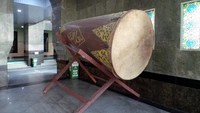 Di bagian samping luar kanan masjid, kita bisa melihat bedug yang biasa dipukul untuk menandakan waktu salat. Bedug ini masih terjaga bentuknya, meski usianya sudah cukup tua (Wahyu/detikTravel)