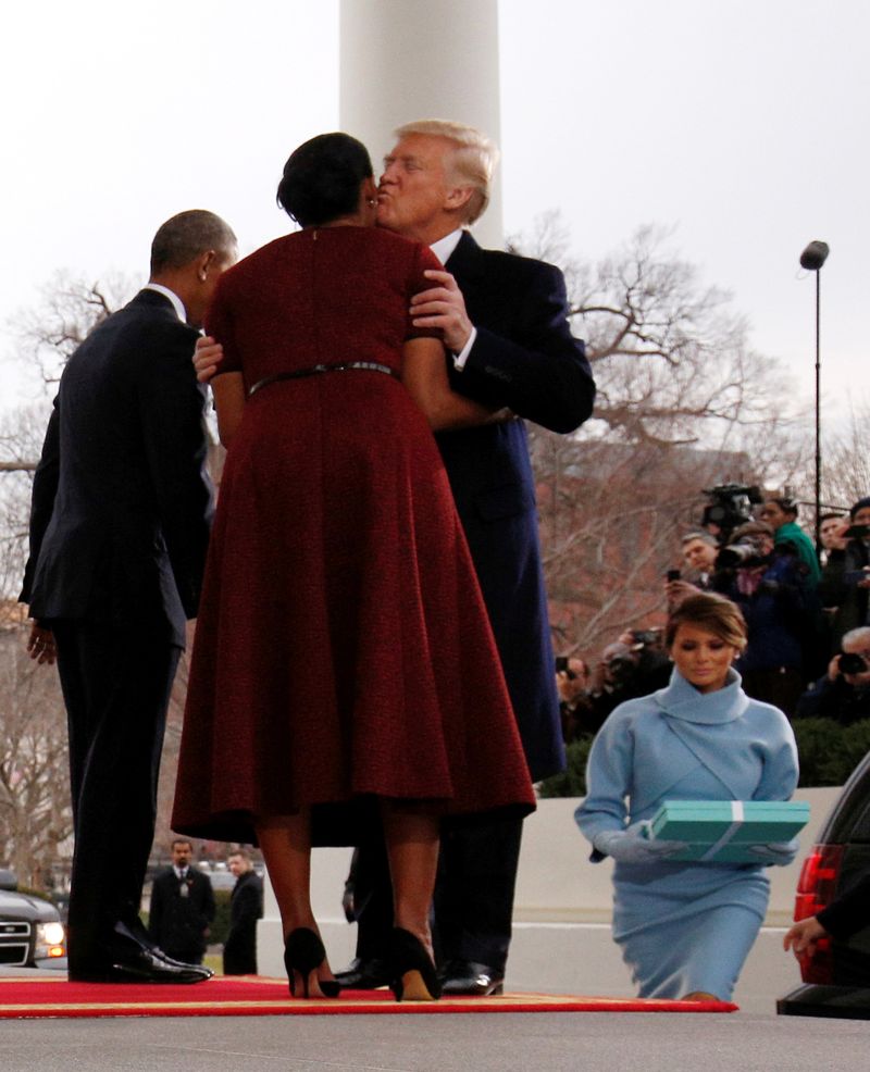 Donald Trump dan Melania U.S. President Barack Obama (R) and first lady Michelle Obama (L) greet U.S. President-elect Donald Trump and his wife Melania for tea before the inauguration at the White House in Washington, U.S. January 20, 2017. REUTERS/Jonathan Ernst