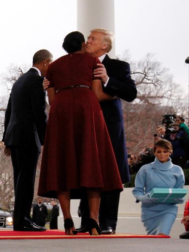 Bahasa Tubuh Trump dan Melania di Hari Pelantikan Ramai Dibahas