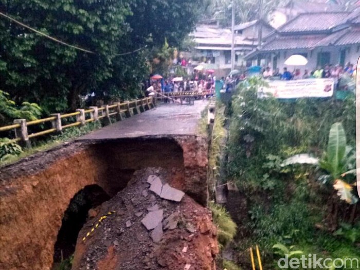 Begini Penampakan Jembatan Ambles di Sukabumi