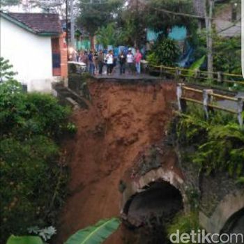 Begini Penampakan Amblesnya Jembatan di Sukabumi