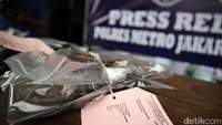 Polisi menunjukkan barang bukti.